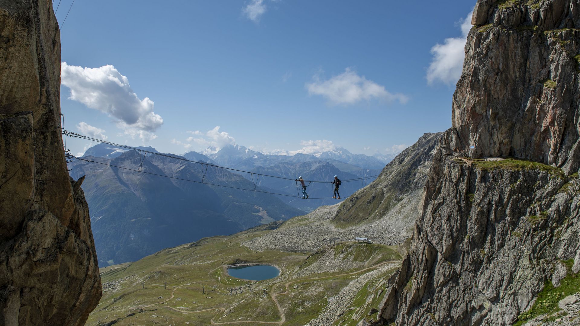 Deux personnes traversent un pont suspendu sur la via ferrata de l'Eggishorn 