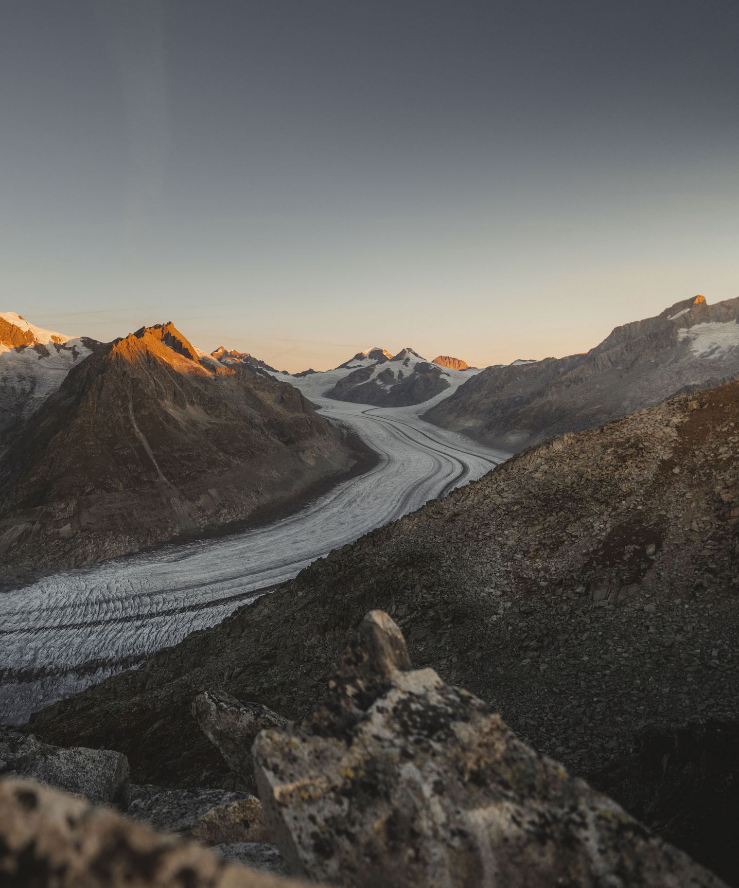 Der imposante Aletschgletscher leuchtet im Abendrot nach einem intensiven Retreat Aletsch Arena in den Bergen.