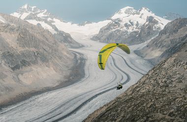 When paragliding in the Aletsch Arena, a tandem flight in the summer takes you right along the curves of the mighty glacier.