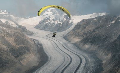 Aletsch Fly Deluxe Gleitschirmflug über den Grossen Aletschgletscher mit Pilot und Passagier vor eindrucksvoller Gletscherkulisse