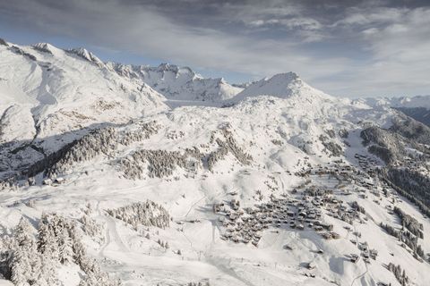 Luftaufnahme einer verschneiten Bergsiedlung auf der Seite Auszeichnungen Aletsch Arena.
