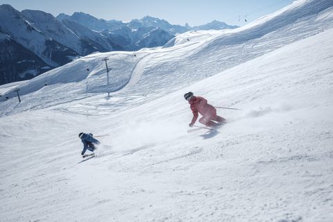 Performer Skifahren in der Aletsch Arena