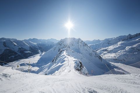 Sonniges Winterpanorama mit Berggrat auf der Seite Auszeichnungen Aletsch Arena.