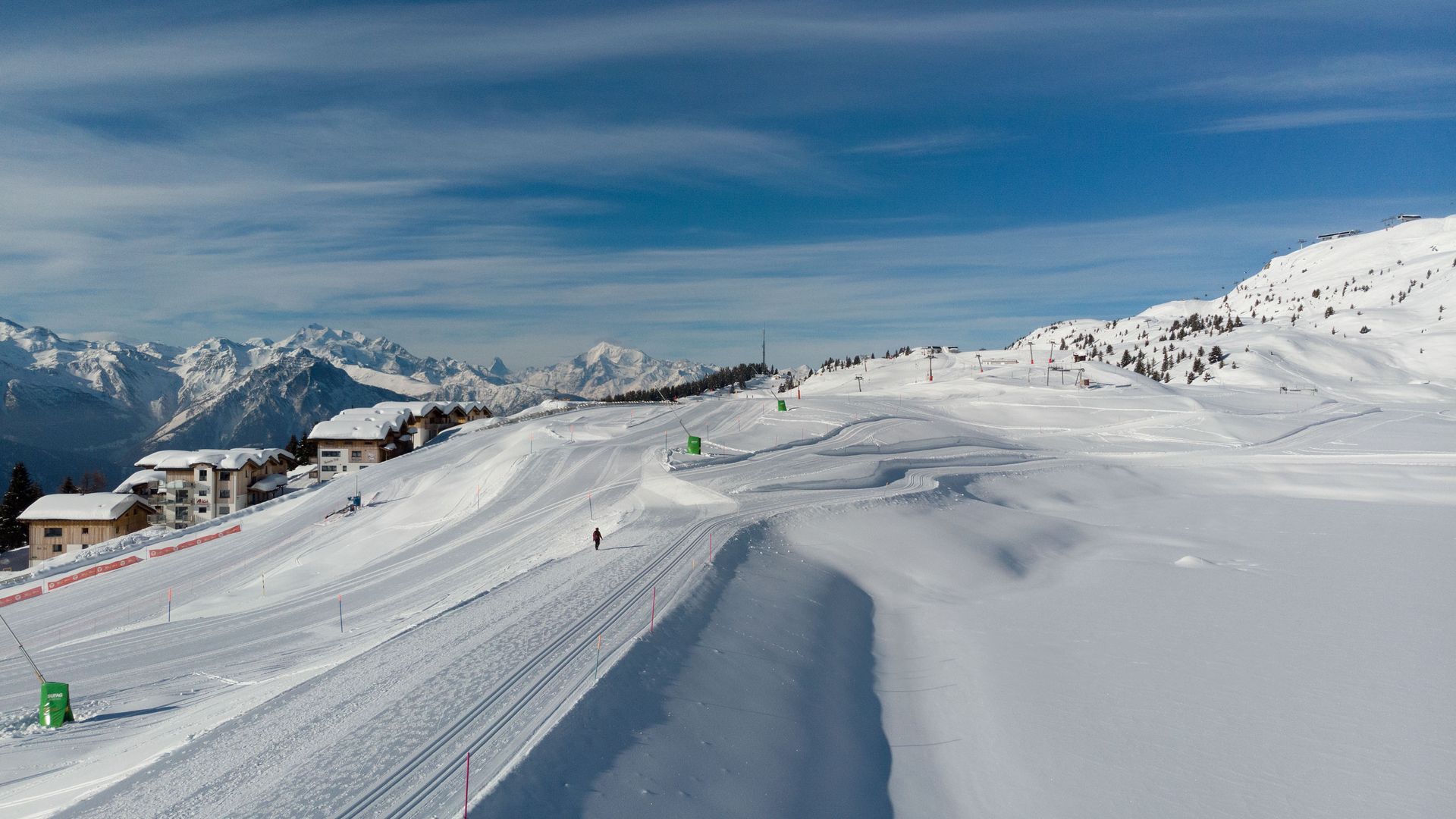 Piste de ski de fond enneigée à Bettmeralp, offrant une vue imprenable sur les montagnes valaisannes. 
