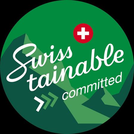 Grünes Swisstainable-committed-Logo mit Schweizer Kreuz auf der Seite Auszeichnungen Aletsch Arena.
