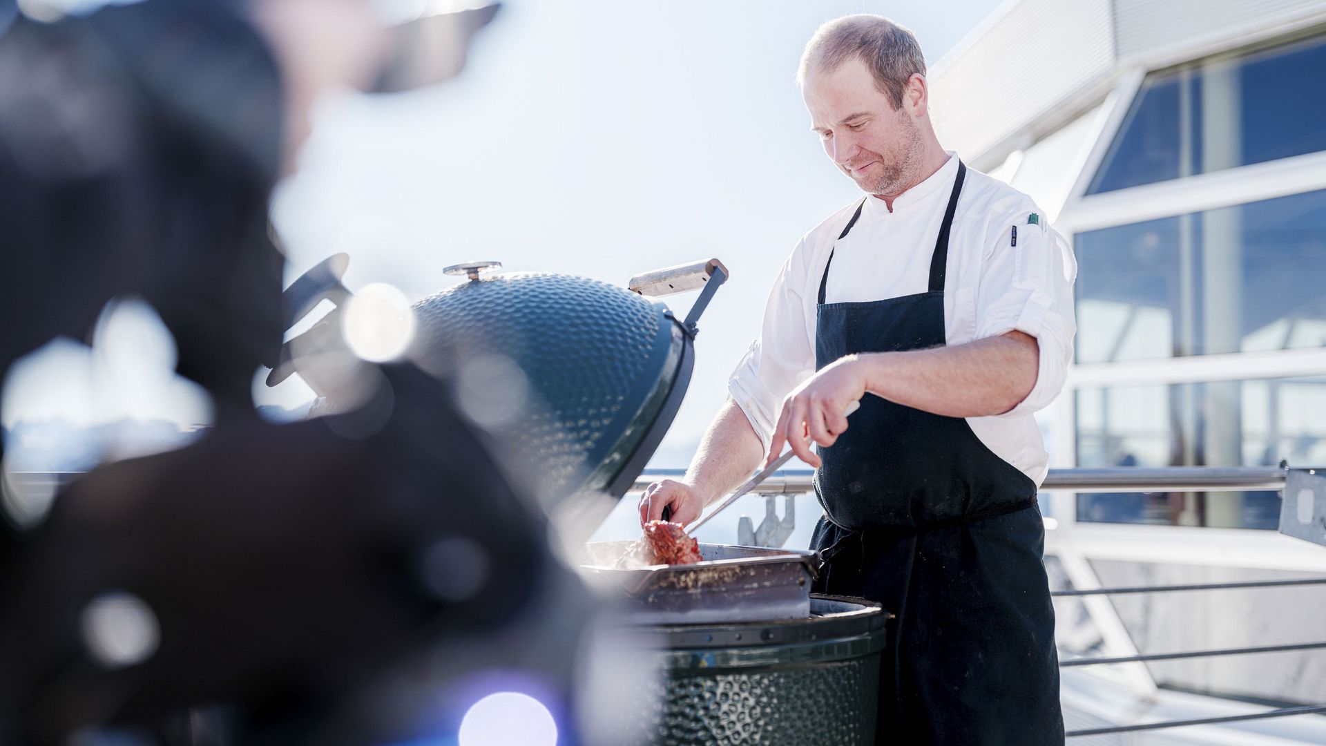 Jobs Aletsch Bahnen AG: Koch bereitet am Panoramarestaurant Bettmerhorn Speisen auf dem Grill zu.