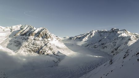 Blick auf den verschneiten Aletschgletscher und die majestätischen Berge bei einem Retreat Aletsch Arena.