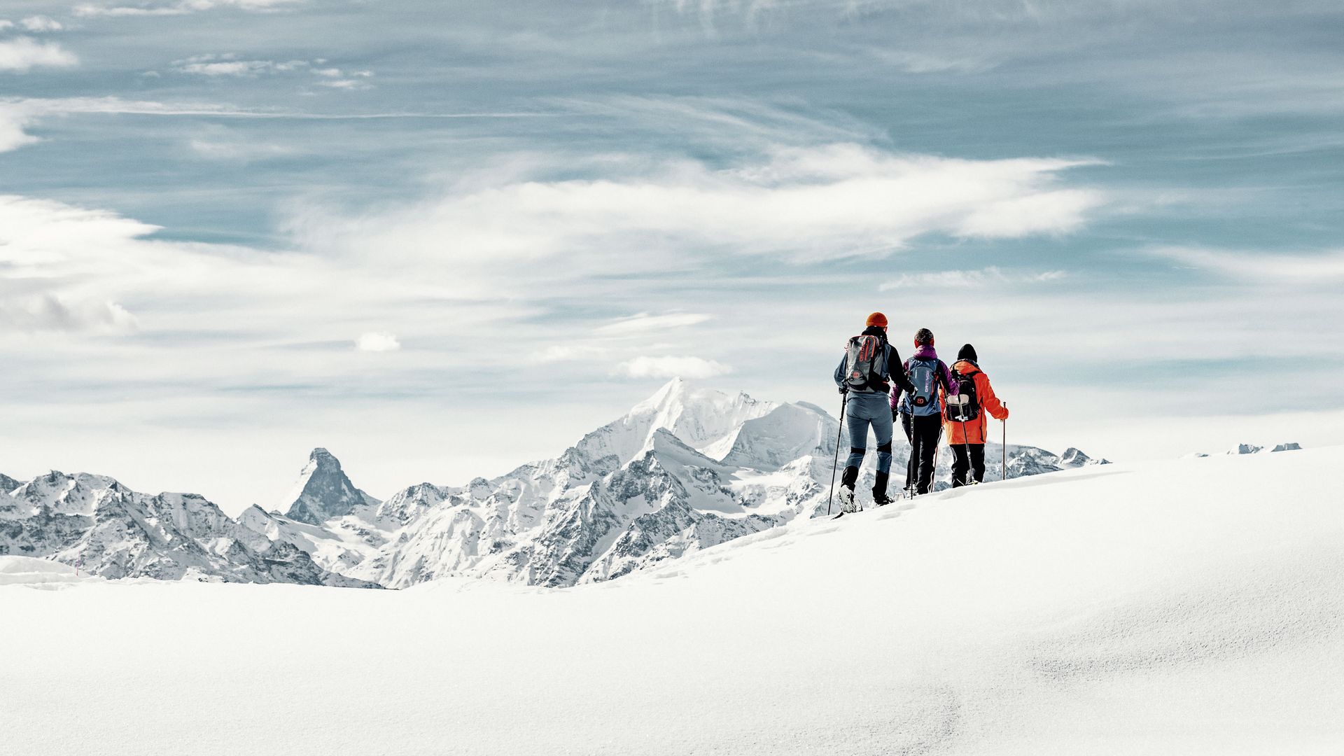 Wanderer auf Schneeschuhtour Aletsch Grattour mit Blick auf das Matterhorn und die umliegenden Walliser Alpen im Winter