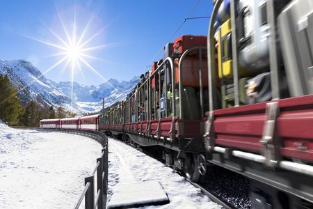 Un train transporte des valises dans la neige. Pour l'arrivée et la mobilité Aletsch Arena, il existe de bons services de bagages.