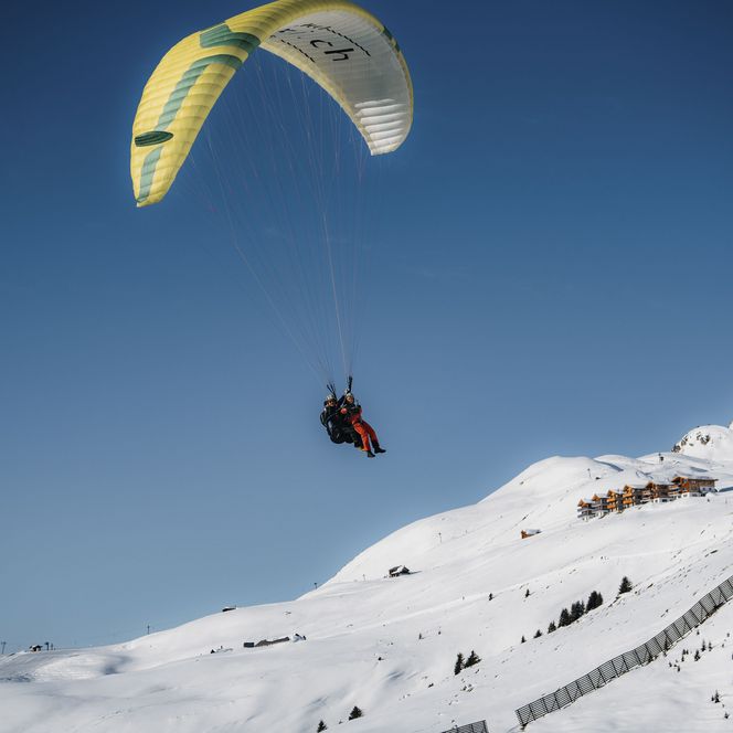 Gleitschirm Tandemflug im Winter in der Aletsch Arena