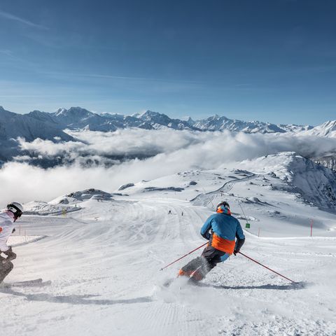 Paar am skifahren auf der Bettmeralp