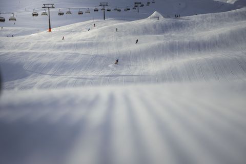 Präparierte Skipiste mit einzelnen Skifahrenden und Lift auf der Seite Auszeichnungen Aletsch Arena.