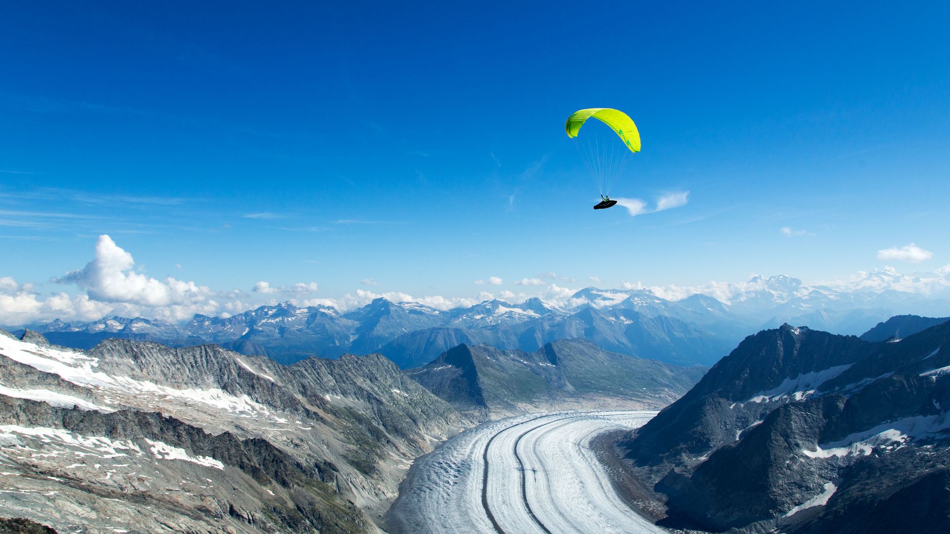 Gleitschirmflieger über dem Grossen Aletschgletscher
