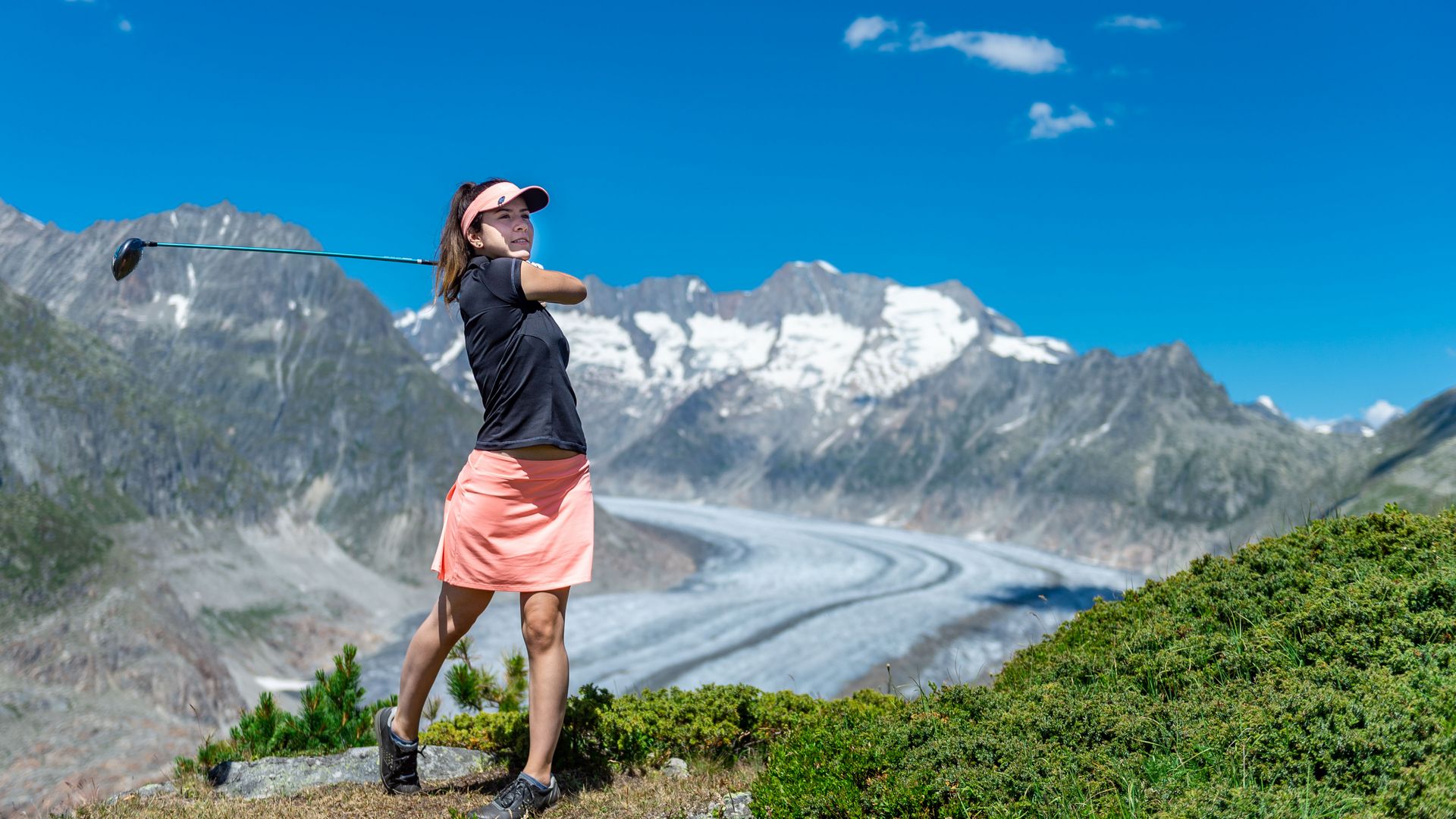 Golferin vor dem Grossen Aletschgletscher