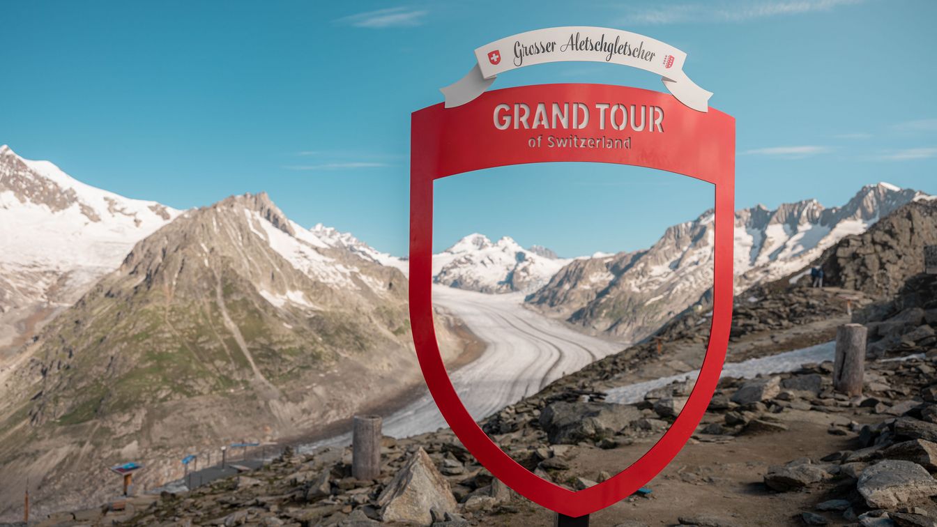 Der Fotospot Grand Tour of Switzerland am Eggishorn bei Fiescheralp bietet einen Blick auf den Aletschgletscher und die umliegenden Alpen in der Aletsch Arena.