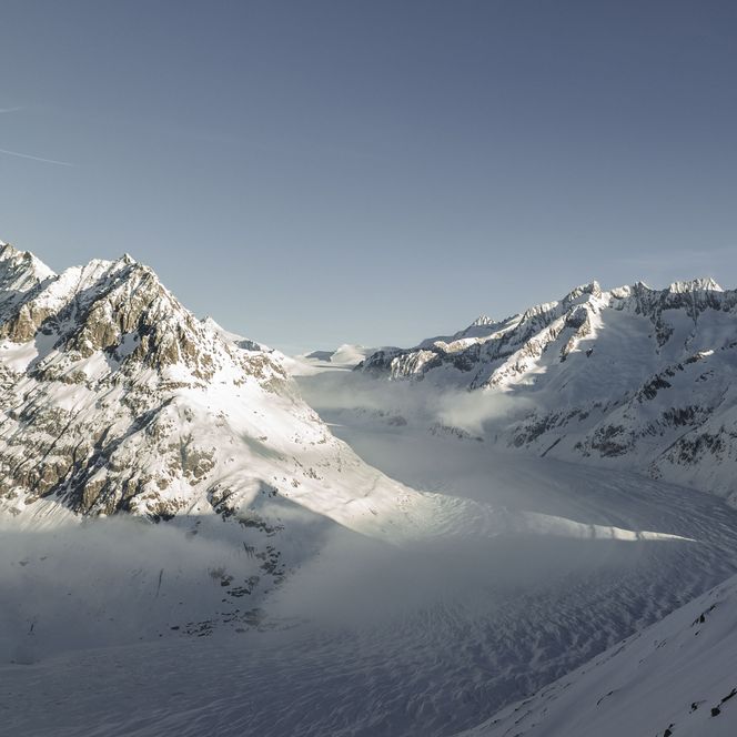 L'immense glacier glacé se trouve paisiblement entre les montagnes enneigées de l'Aletsch Arena d'hiver.