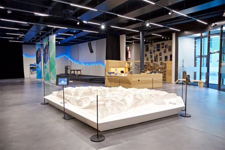 Gebirgsrelief in der Ausstellung des World Nature Forum auf der Seite Nachhaltigkeit Aletsch Arena.