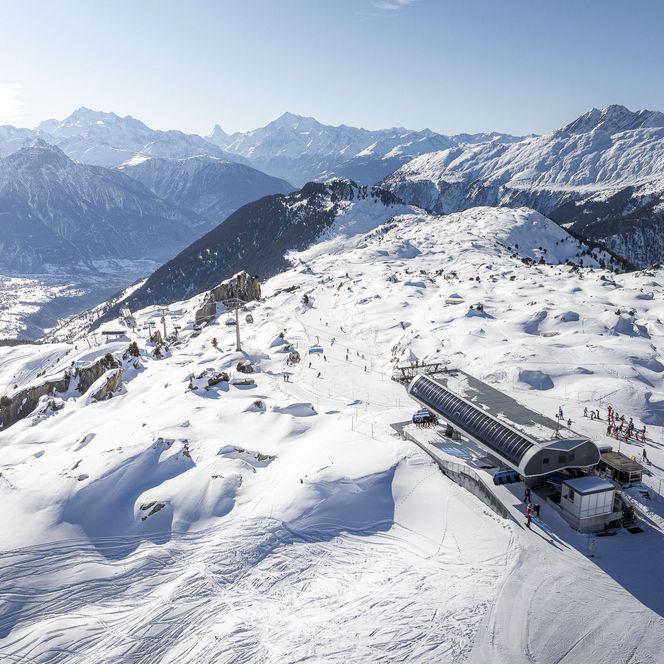 Station supérieure d'un télésiège moderne avec une vue magnifique sur la vallée, le point de départ pour skier dans l'Aletsch Arena.