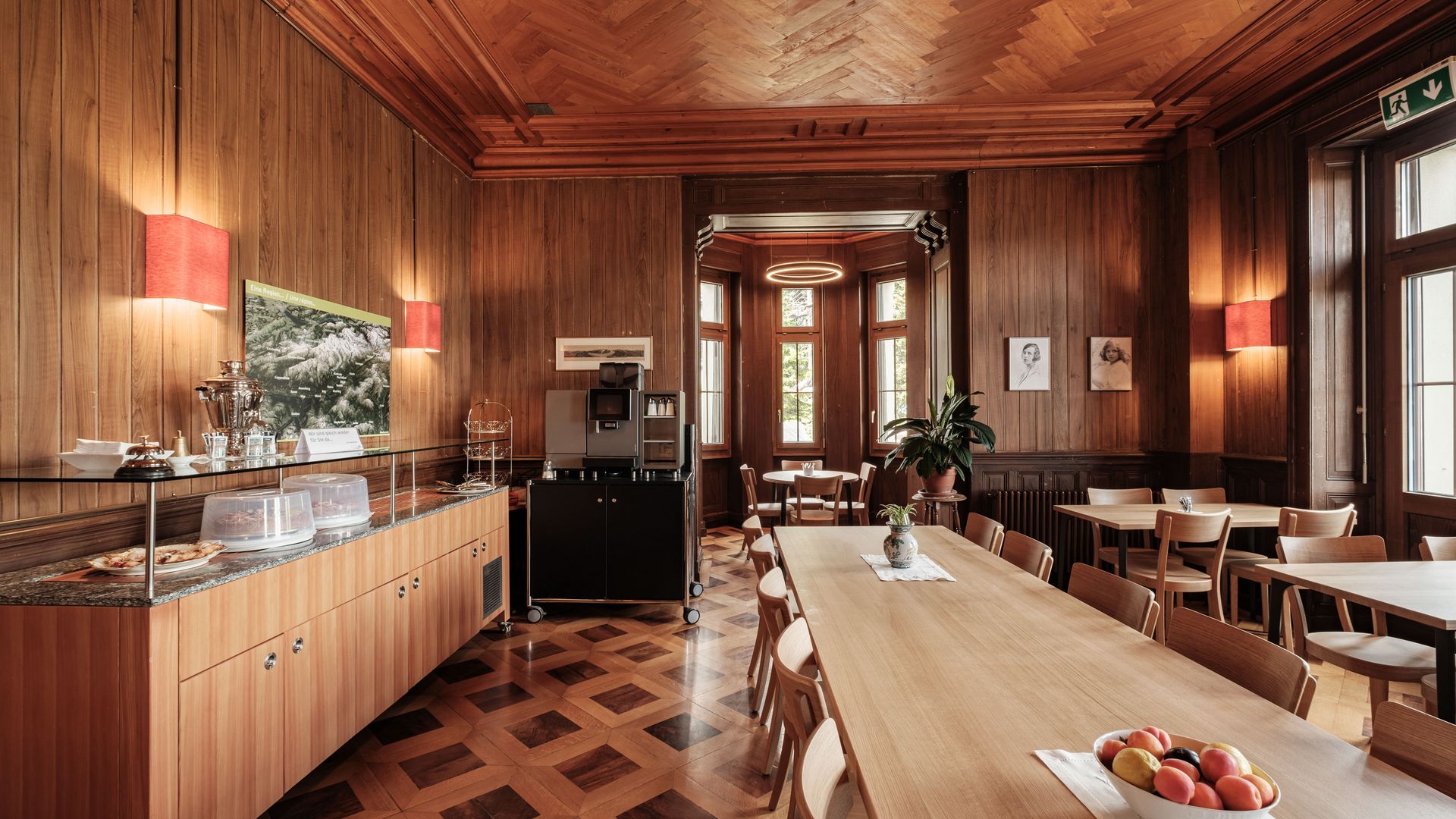 Restaurant-Innenansicht mit holzgetäfelten Wänden, Buffet und Sitzbereich im Pro Natura Zentrum Aletsch