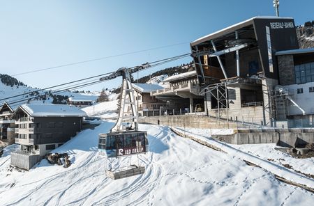 Une cabine du téléphérique atteint la station. L'arrivée et la mobilité Aletsch Arena mène au village sans voitures.