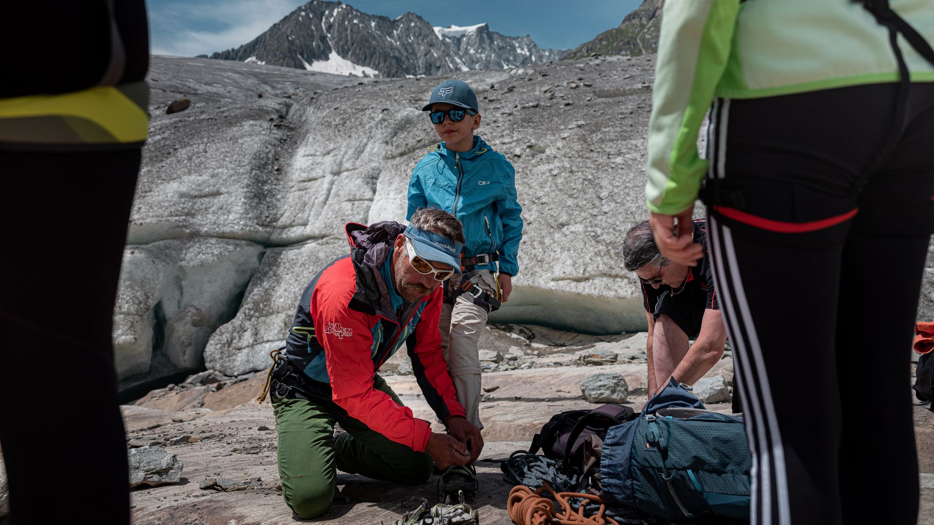 Vorbereitung für eine Gletschertour auf dem Grossen Aletschgletscher