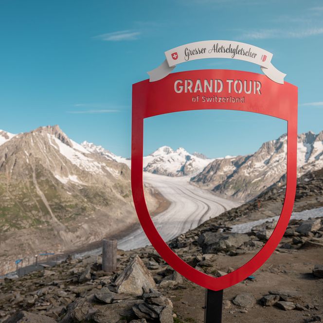 Cadre photo rouge du Grand Tour of Switzerland près de Fiesch Suisse avec vue sur l'imposant glacier d'Aletsch.